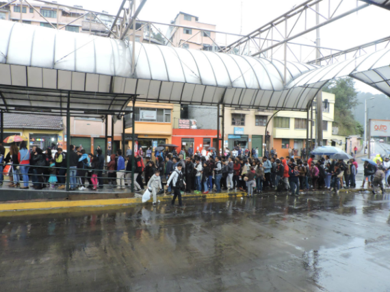 El paro de transportistas causa heridos, detenidos y caos en Quito ...